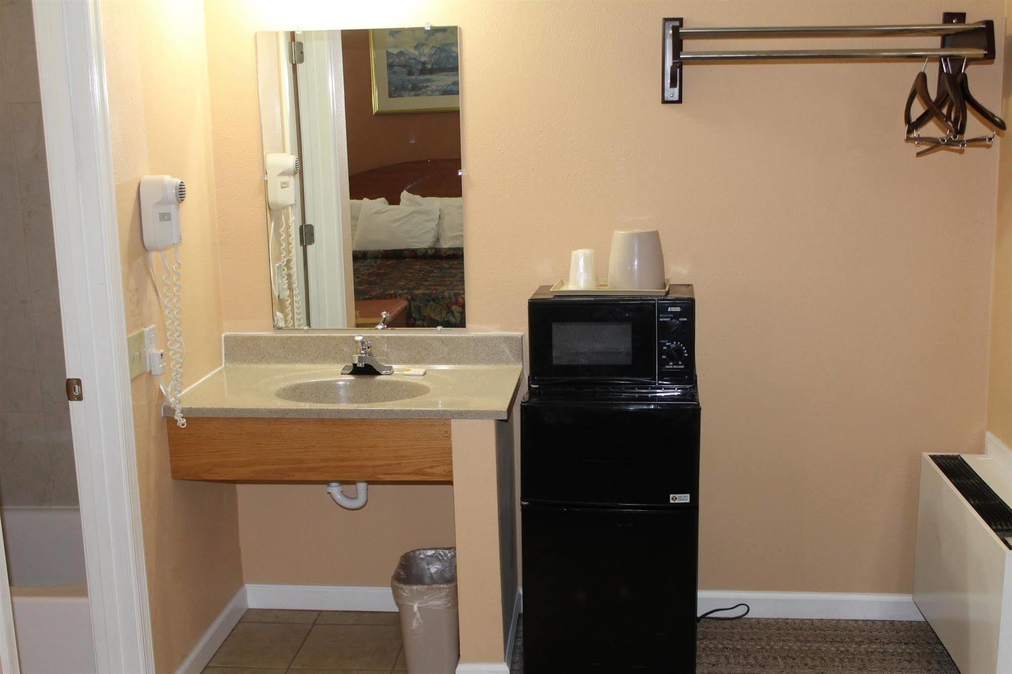 Budget Inn Lynchburg And Bedford Goode Экстерьер фото